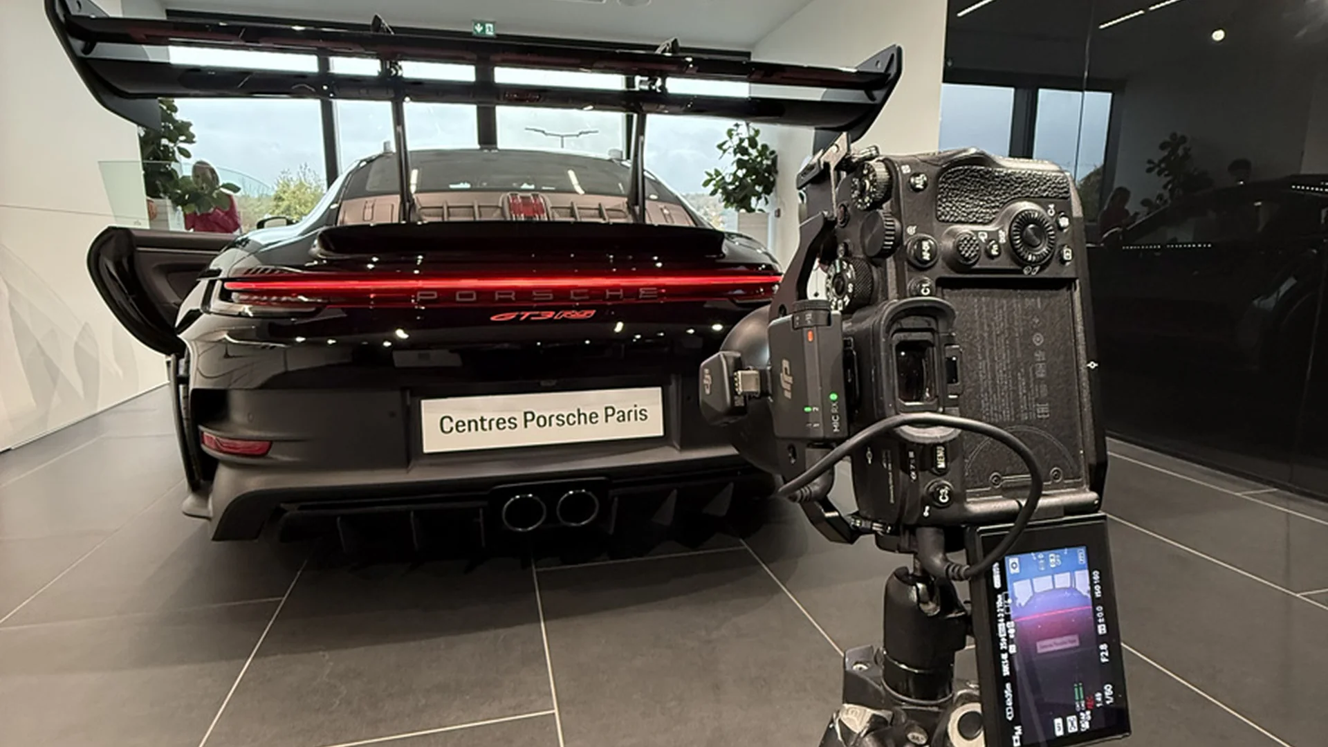 Production hybride pour un contenu automobile